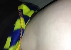 एक लाल सोफे पर एक श्यामला एक आदमी के साथ fucks और उसे एक blowjob देता सेक्सी सेक्सी हिंदी मूवी है