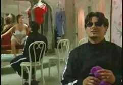 एक स्टाइलिश बाल कटवाने के साथ एक bespectacled फूहड़ एक नीले बिस्तर पर एक समूह सेक्स सेक्सी मूवी वीडियो फिल्म में लगी हुई है