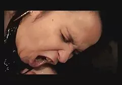 दो गोरे लोग एक लड़के के साथ धमाके करते हैं और एक सफेद सेक्सी मूवी कॉम सोफे के साथ एक काले सोफे पर गुदा करते हैं