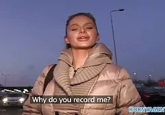 Pikaper कार में busty माँ के साथ नई सेक्सी मूवी सेवानिवृत्त और उसे crotch में टक्कर मारता है