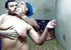 पिता ने अपनी बेटी को वाइब्रेटर से खेलते हुए एचडी सेक्सी हिंदी मूवी देखा और उसे गड़बड़ किया