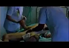ब्लू सेक्सी वीडियो का मूवी स्नीकर्स में स्पोर्ट्सवैन एक खिलौना के साथ बिल्ली को सहलाता है