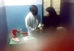 प्लैटिनम बालों वाली एक लड़की अपने हाथ से एक डिल्डो को सहलाती है और वेब कैमरा के सामने एक चूत के साथ सेक्सी वीडियो हिंदी मूवी में उस पर बैठ जाती है