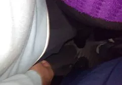 गुलाबी सोफे पर दोस्तों ने दो छेदों में काले अधोवस्त्र में एक लड़की को जी सेक्सी मूवी गड़बड़ कर दिया