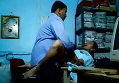 शीशे के सामने काली पैंटी सनी लियॉन की सेक्सी मूवी फिल्म में श्यामला गुलाबी डिल्डो पर बैठी