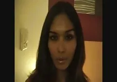 बड़े स्तन के साथ श्यामला एक दोस्त के सामने बॉलीवुड की फुल सेक्सी मूवी नंगा हो गया और उसे एक गहरी blowjob दी