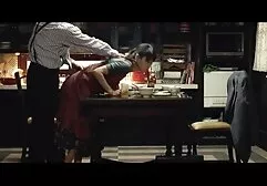 माँ फोन पर बोलती सेक्सी पुरानी मूवी है लाल सोफे पर बिल्ली में गुलाबी डिल्डो को हिलाती है
