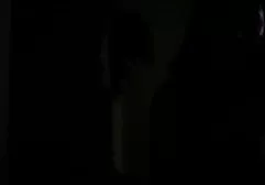 एक बड़े बैरल के साथ लवलेस गधा सेक्सी मूवी वीडियो में एक बट प्लग के साथ एक छात्र को पाउंड करता है