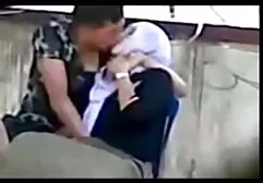 एक पतला गोरा अपने पेंटीहोज सेक्स मूवी इंग्लिश सेक्स मूवी को उतारता है और एक आदमी के सामने छोटे स्तन फड़फड़ाता है