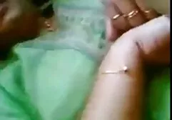 नकली स्तन के साथ Milf नारंगी टी में युवा लड़के को देता है सेक्सी मूवी सेक्सी फिल्म