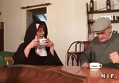 उसकी पीठ के निचले हिस्से और एक सफेद पोशाक में टैटू के साथ मिल्फ़ सेक्सी मूवी भोजपुरी मूवी उसके प्रेमी को एक blowjob देता है