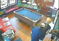 माँ अपनी पीठ पर एक टैटू के साथ एक काउगर्ल पोज़ में चुनी गई के लिंग पर सवारी करती है और हिंदी मूवी फिल्म सेक्सी मीठे रूप से विलाप करती है