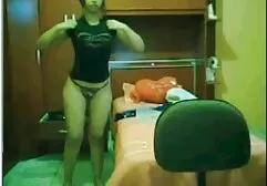 हील्स हिंदी में सेक्सी मूवी एचडी में एक लड़की एक लंबी ककड़ी चाटती है और अपनी योनि से झटके मारती है